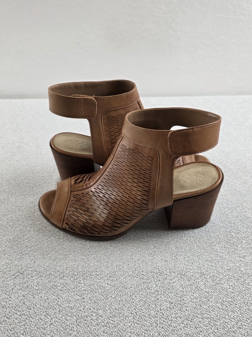 Vince Camuto Lavette Laser Cut Ankle Strap Sandal Shoes Brown Wmn's 9M
